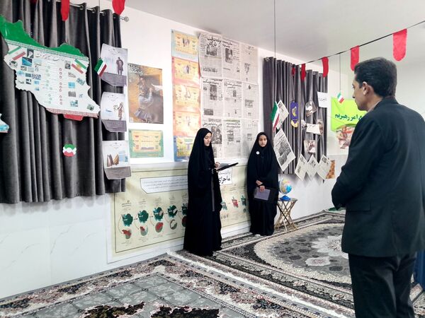 نمایشگاه انقلاب  در آموزشگاه تکتم