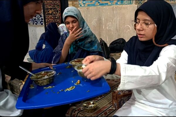 مراسم پخت نذری توسط دانش‌آموزان شیرازی به همت مجموعه تربیت علوی خواهران
