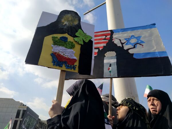  راهپیمایی  روز دانش آموز در مشهد با قلب هایی از جنس عزای حضرت فاطمه (س)