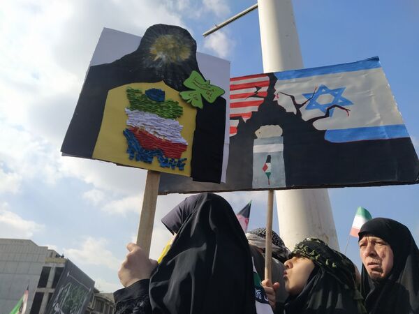  راهپیمایی  روز دانش آموز در مشهد با قلب هایی از جنس عزای حضرت فاطمه (س)
