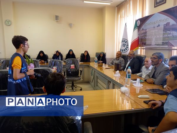نشست صمیمانه فرماندار اصفهان با دانش آموز خبرنگاران پانای استان اصفهان به مناسبت روز خبرنگار