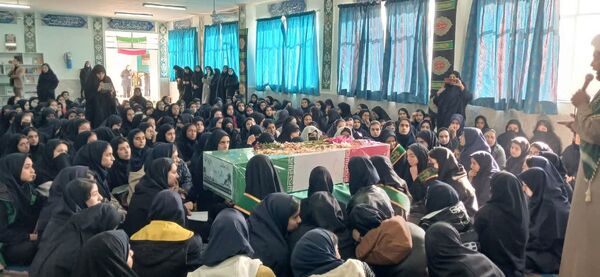 وداع دانش‌آموزان هنرستان الزهرا با پیکر مطهر شهید گمنام