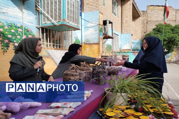 مراسم روز دختر و تقدیر از دانش‌آموزان نمونه و رتبه برتر