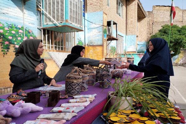 مراسم روز دختر و تقدیر از دانش‌آموزان نمونه و رتبه برتر
