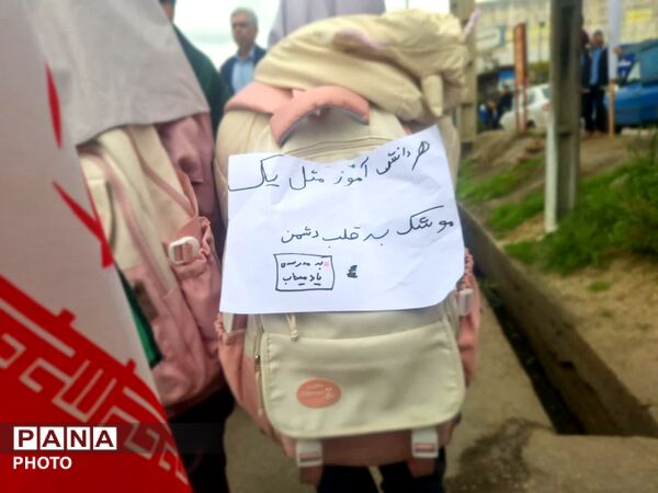 دانش آموزان آزادشهر با رهبر جوان بیعت کردند