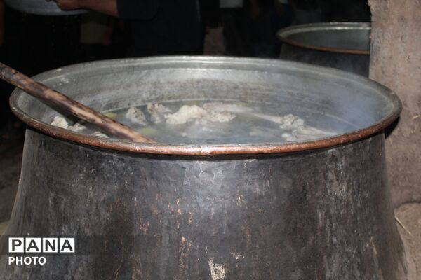 آماده‌سازی حلیم عاشورا در روستای اسحاق‌آبادی نیشابور