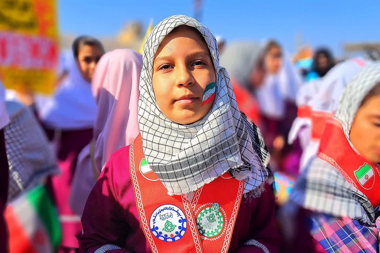 حضور پرشور دانش‌آموزان و فرهنگیان در راهپیمایی روز دانش‌ آموز در باشت 