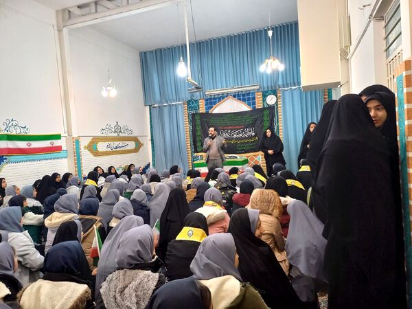 استقبال گرم دانش آموزان از پیکر شهید گمنام در دبیرستان امجدی یک ناحیه ۵ 