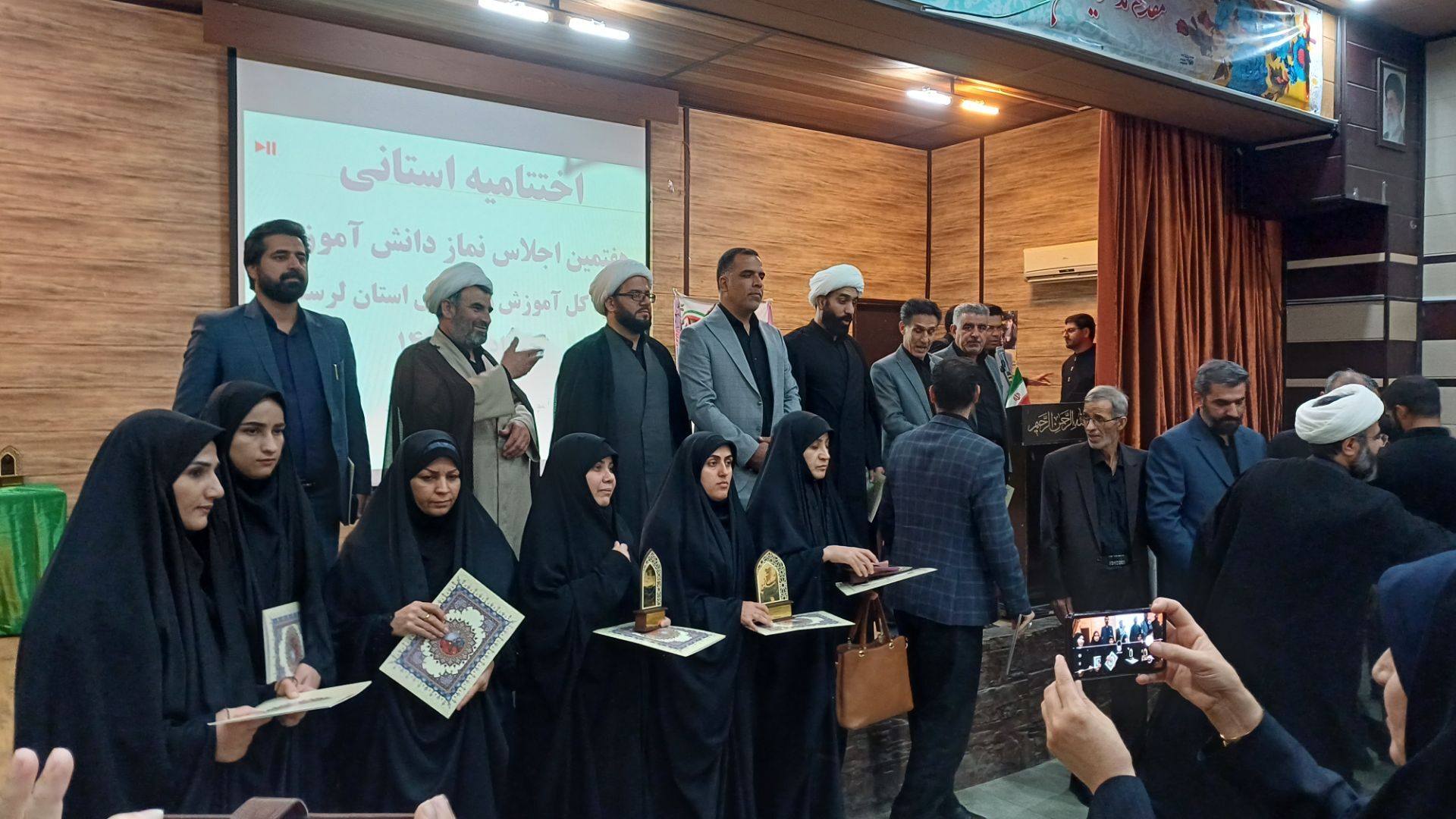 تجلیل از فرهنگیان و دانش‌ آموزان فعال قرآن، عترت و نماز