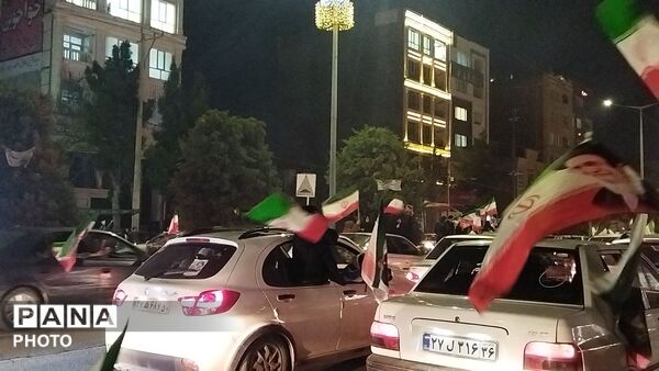 رژه ماشینی عاشقان وطن با خودرو های خود در بلوار فضل نیشابور 