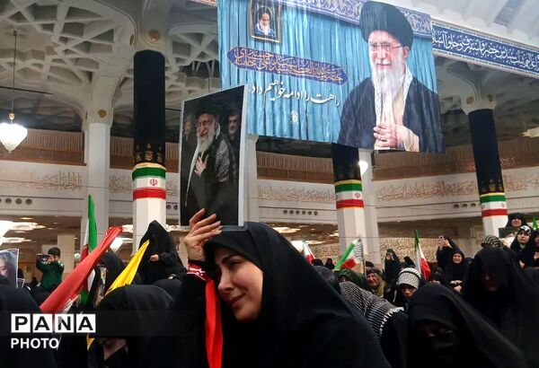وداع با پیکر شهید امیر سرلشکر سید عبدالرحیم موسوی در حرم بانوی کرامت