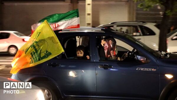 برای کشورمان ایران در خیابان می‌مانیم