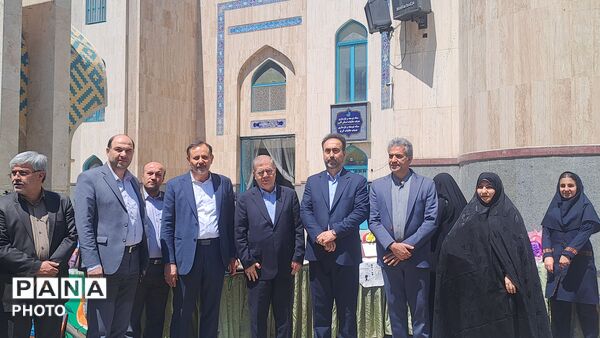 خروش جوانان در مصلی کرج با اجرای سرود و رجزخوانی  دانش‌آموزان در آیین پاسداشت میهن