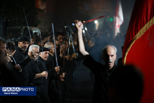 مراسم عزاداری شب تاسوعای حسینی در میدان منیریه تهران