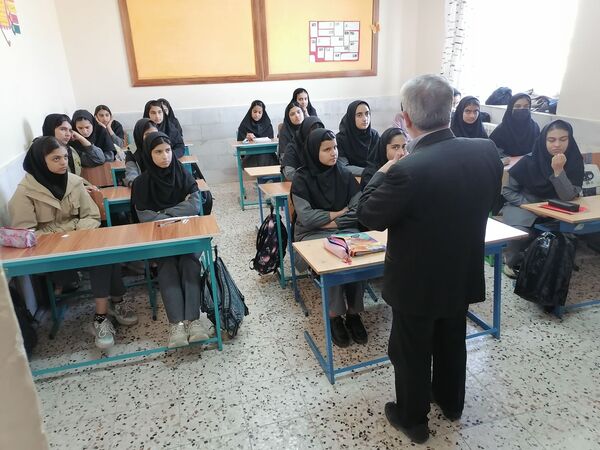 جلسه جهاد اسلامی حجاب و عفاف دختران در دبیرستان حاج مهدی روحانی شهرستان خلیل آباد 