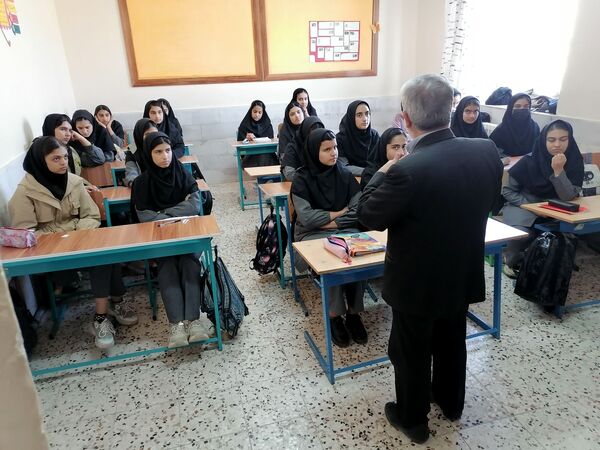 جلسه جهاد اسلامی حجاب و عفاف دختران در دبیرستان حاج مهدی روحانی شهرستان خلیل آباد 