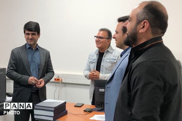 بازدید و عرض تبریک مدیر آموزش و پرورش ناحیه دو شهرری از کارکنان اداری