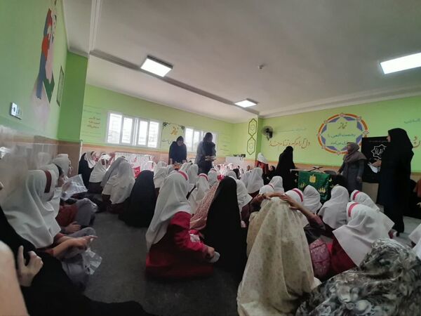 مراسم معنوی روضه حضرت فاطمه زهرا (س) در دبستان فردوس