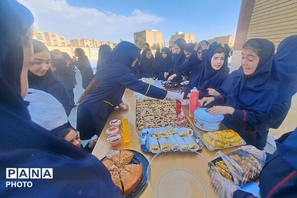 دانش‌آموزان سفیر تغذیه سالم در بازارچه غذای سالم