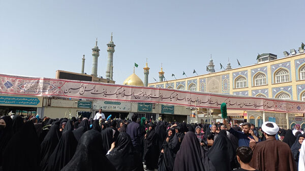 عشق و ارادت زائران حضرت معصومه(س) در قالب کاروان نمادین ورود ایشان به قم