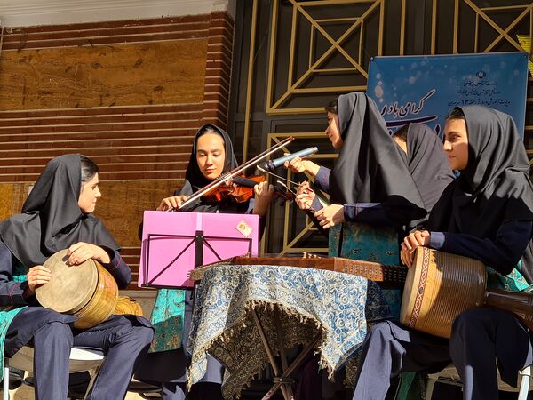 آئین نواختن زنگ مهر در دبیرستان دخترانه فرهنگ ۱۳ 