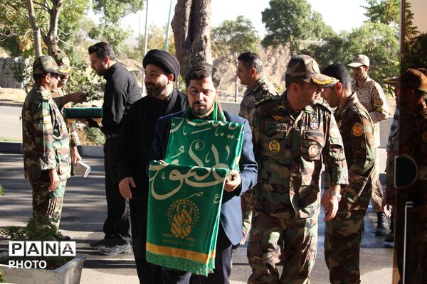 حضور خادمان حرم حضرت معصومه(س) همراه پرچم متبرک در پادگان قهرمان
