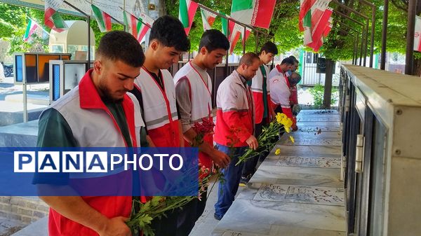 غبارروبی گلزار شهدا به‌مناسبت هفته هلال احمر در اشتهارد