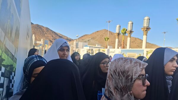 بازدید دانش‌آموزان کاروان عمره دختران از موزه مکه و مسیر تاریخی حدیبیه