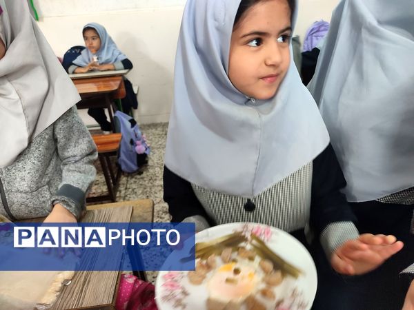  جشنواره غذای سالم در دبستان شاهد حاج تقی آقا بزرگ ناحیه یک مشهد 