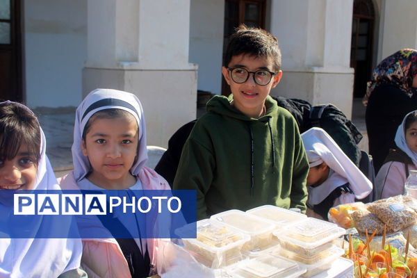 بازارچه حمایت از کسب کار دانش‌آموزان دبستان کیهان بوشهر 