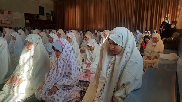 نماز جماعت در دبستان شهید رجبی۲ با حضور مسئولان اداره آموزش و پرورش ناحیه 6