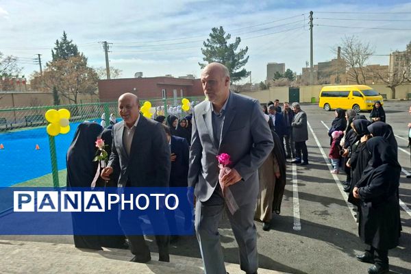 مدرسه خیری حسینی‌راد با چمن مصنوعی و پنل خورشیدی گشایش یافت