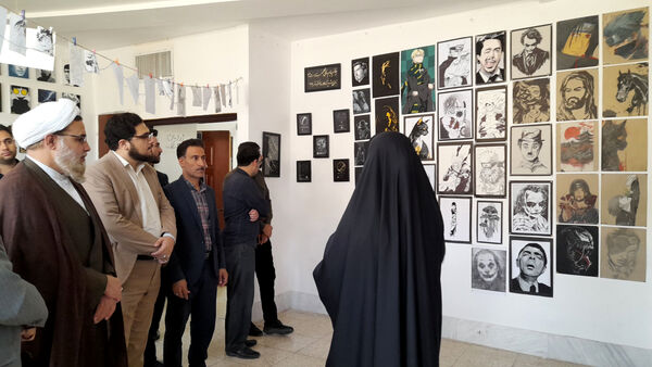 بازدید مسئولان جعفرآباد قم از نمایشگاه تولیدات دانش‌آموزی در هنرستان حضرت زهرا(س)