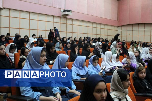 تقدیر از برگزیدگان جشنواره فرهنگی و هنری فردا در ساری 