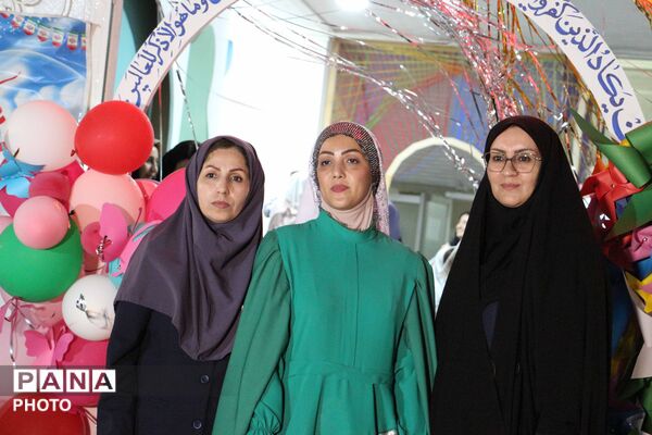 جشن شکوفه‌ها در مدرسه ۱۷ شهریور بجنورد با یاد دختران شهید میناب

