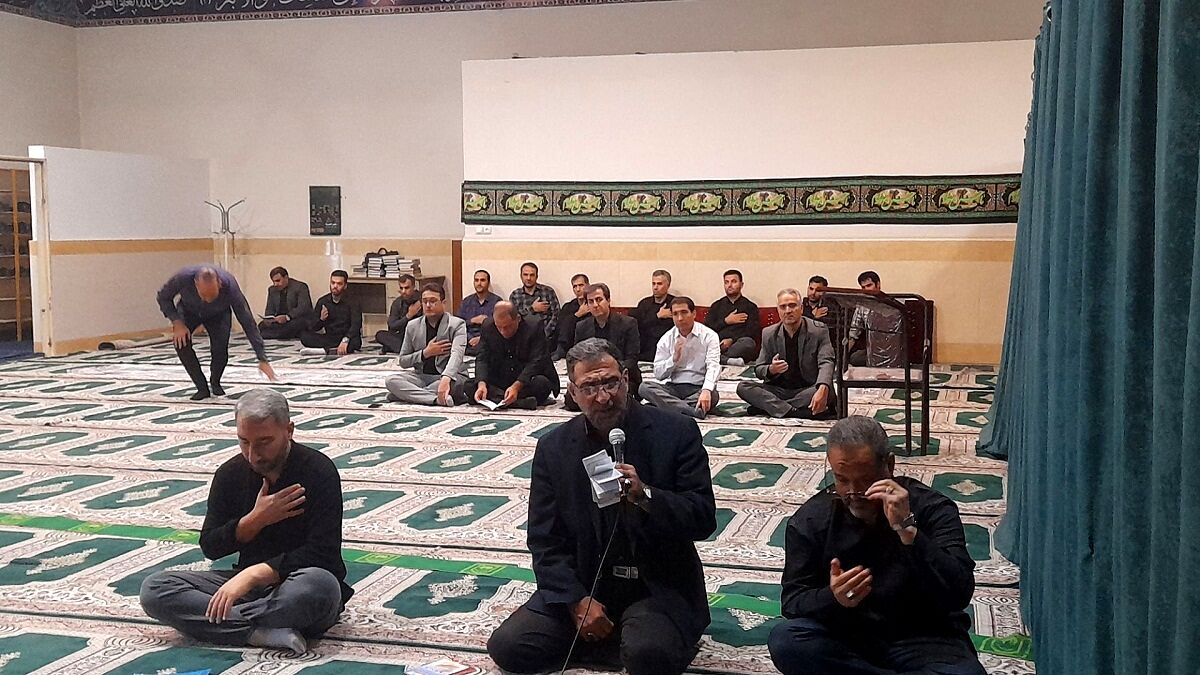 برگزاری مراسم زیارت عاشورا در اداره‌ آموزش و پرورش ناحیه ۴ کرج