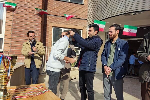 قهرمانی تیم والیبال مدرسه انصارالمهدی در مسابقات منطقه