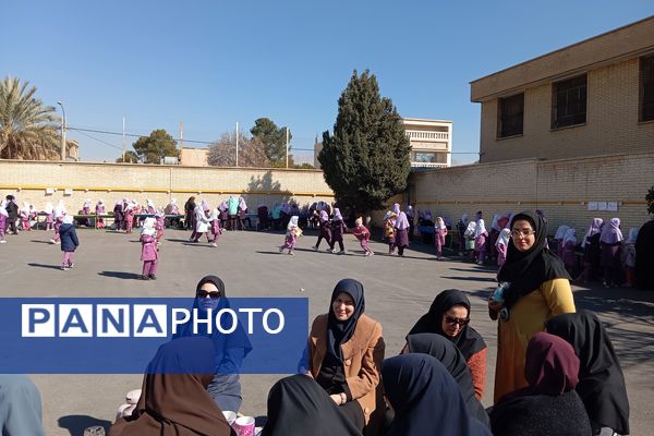 بازارچه دانش‌آموزی در دبستان شاهد شهید محمدرضا کشاورز 