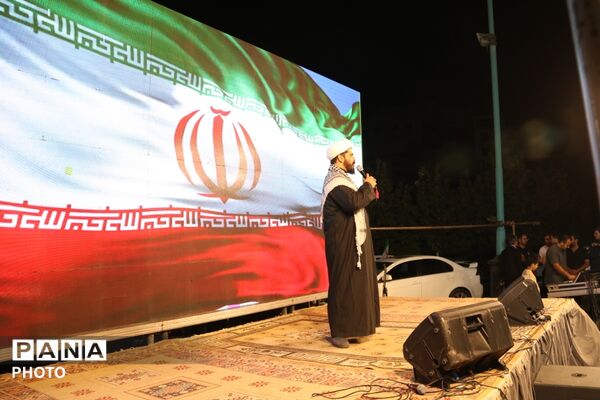 اهتزاز پرچم سه‌رنگ جمهوری اسلامی ایران در میدان امام حسین یزد 