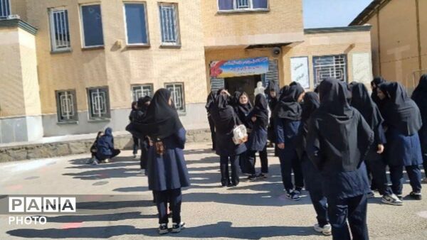 مانور بازگشایی هنرستان‌ حضرت زهرا(س) و صدیقه‌کبری(س) در شهرستان فامنین 