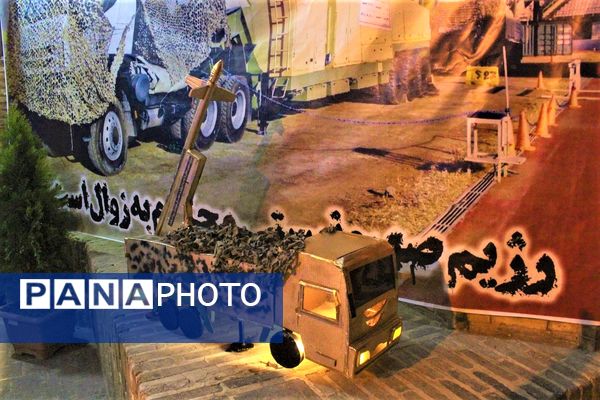 استقبال نوجوانان از غرفه‌های یادواره شهدای مسجد جامع قم