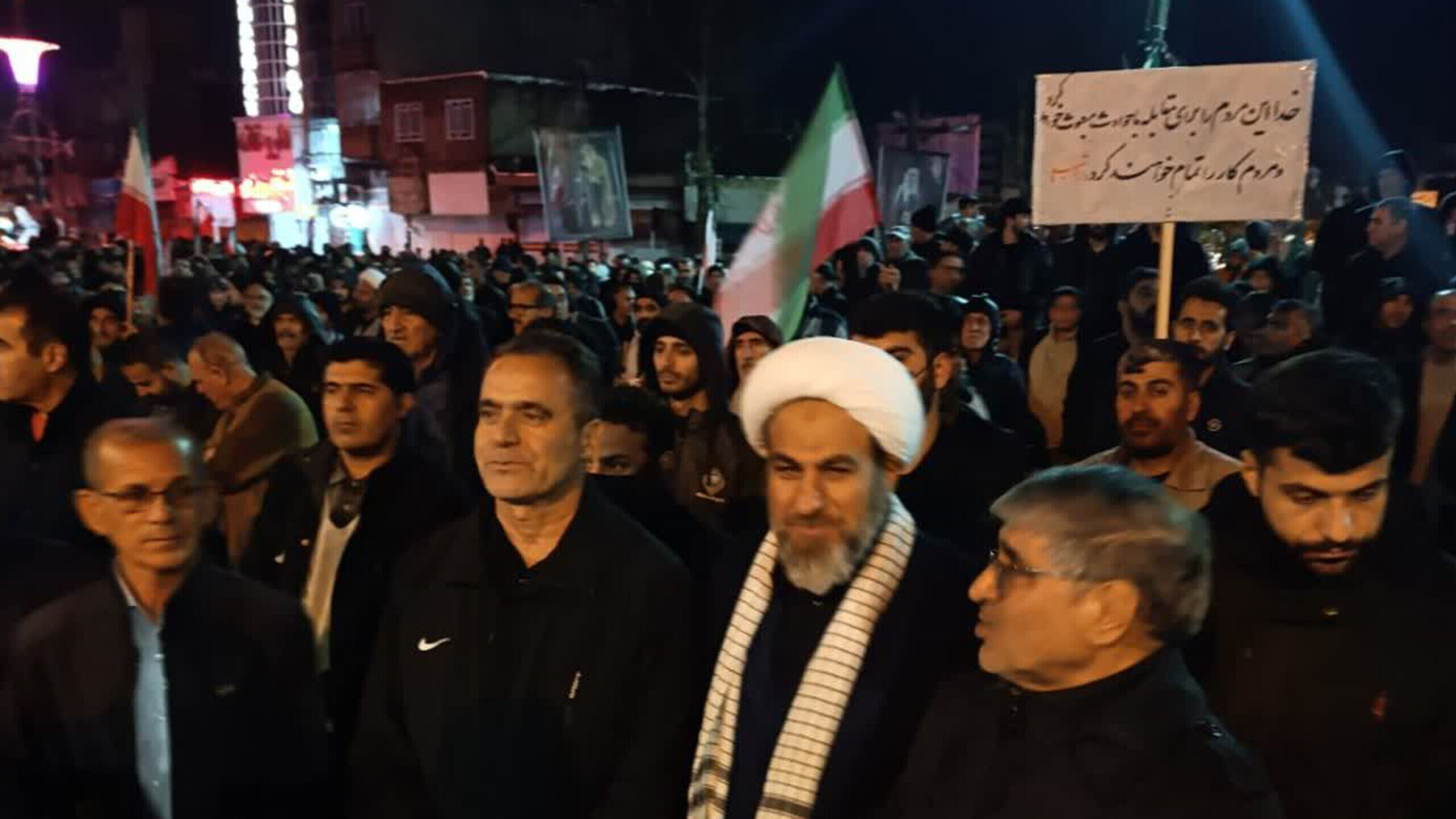 عشق به وطن هوای بارانی و غیره رانمی شناسد، میدان امام خمینی (ره) شهرستان کوهدشت