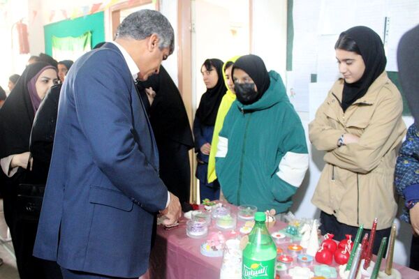  آیین افتتاح جشنواره ماها و ایران‌مون در دبیرستان خدیجه کبری پردیس 