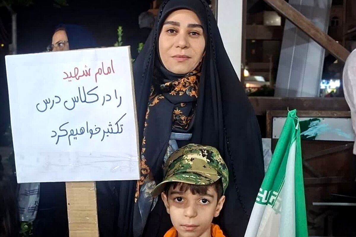مراسم تجلیل از مقام والای معلمان در میدان نماز شهرری 