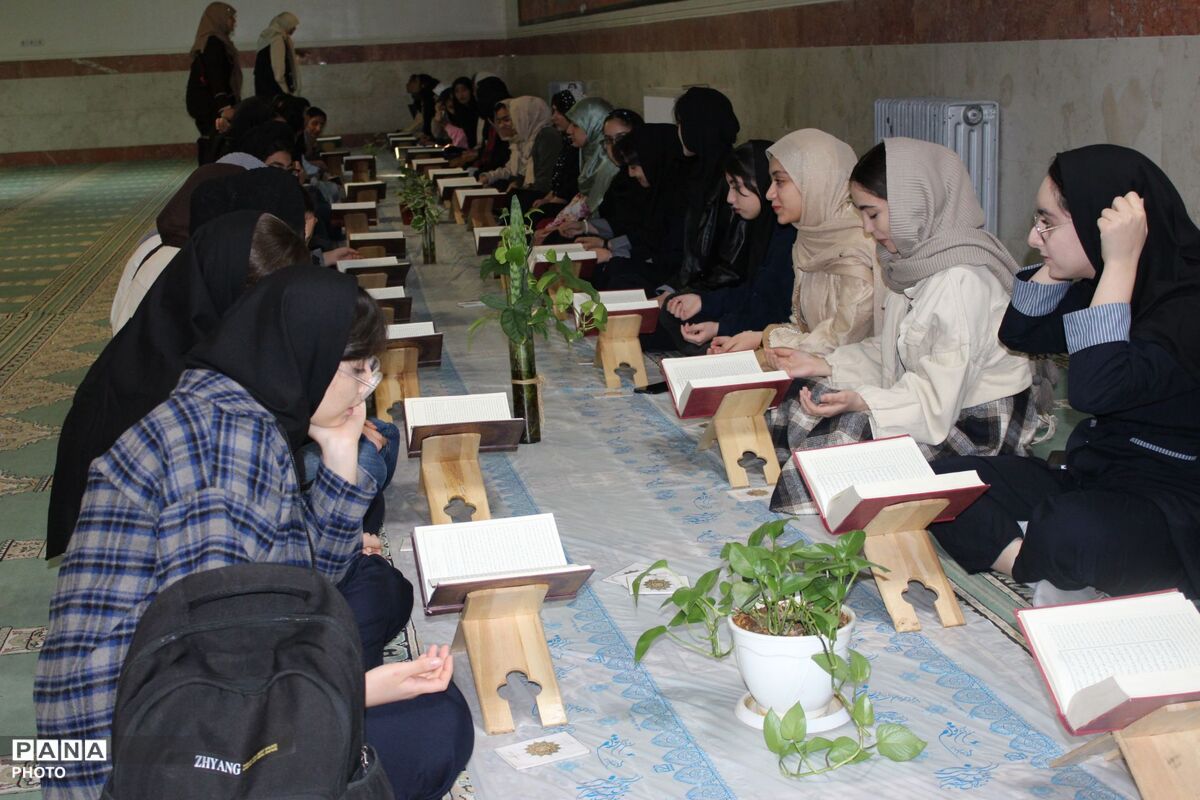 سفره افطاری در دبیرستان سردار شهید قاسم سلیمانی ناحیه 4 کرج 