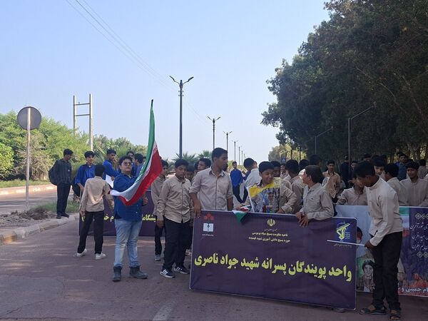 راهپیمایی بزرگ ۱۳ آبان در بوموسی با حضور پرشور دانش‌آموزان
