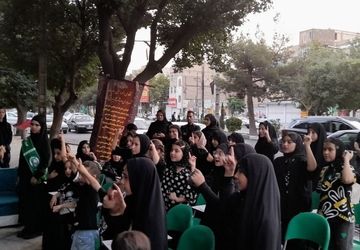 حضور دانش‌آموزان صباشهری در غرفه‌های فرهنگی و مذهبی در روز عاشورا 