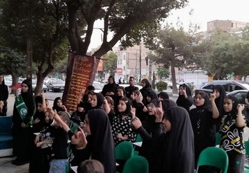 حضور دانش‌آموزان صباشهری در غرفه‌های فرهنگی و مذهبی در روز عاشورا 