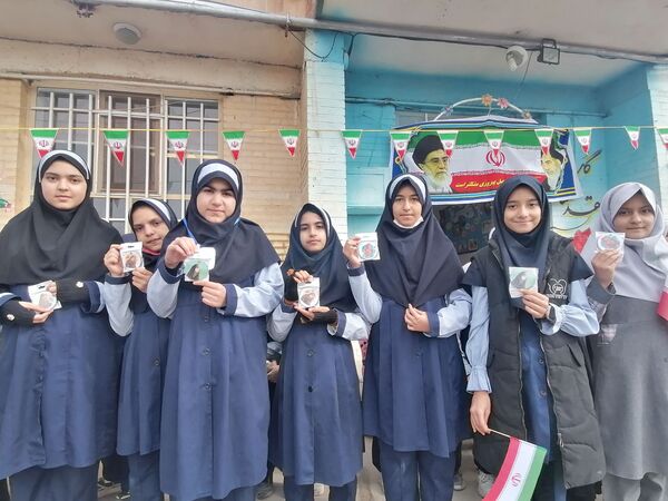 مراسم سالگرد و ورود امام خمینی(ره)و روز جهانی حجاب در دبستان ناهید نخودی 