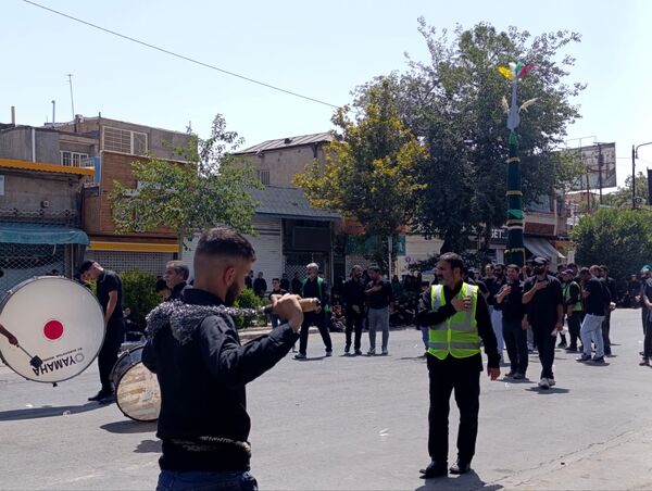 عزاداری ظهر  عاشورا در خیابان‌های شهر نیشابور 